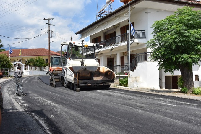 Ξεκίνησε η ασφαλτόστρωση του κεντρικού δρόμου στα Λευκάδια Νάουσας